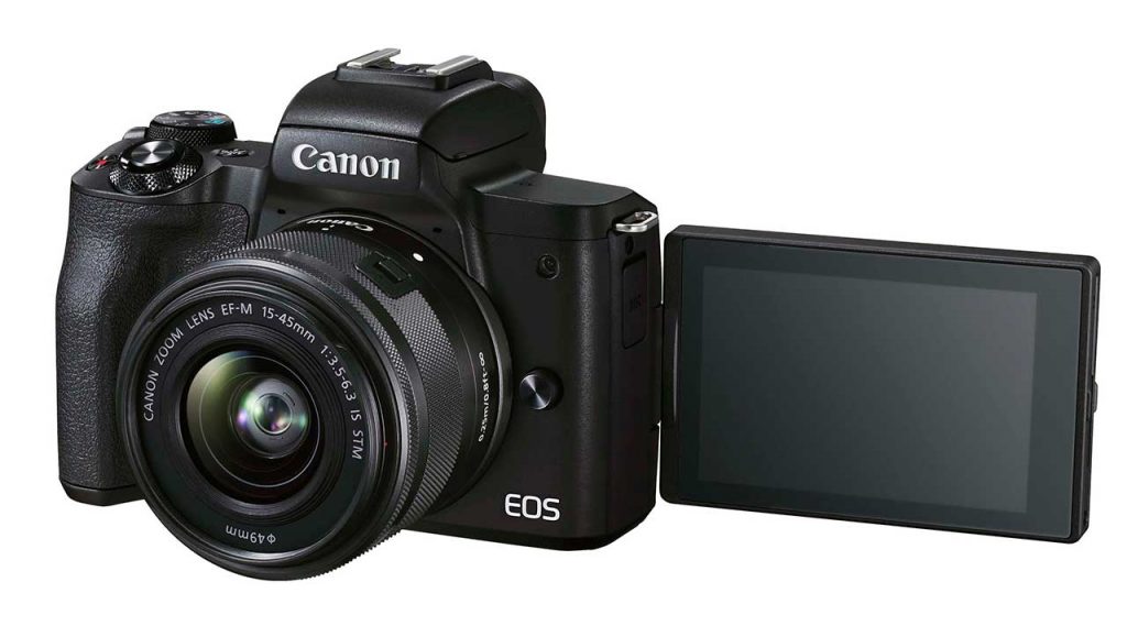 Canon EOS M50 Mark II con su pantalla táctil desplegada.