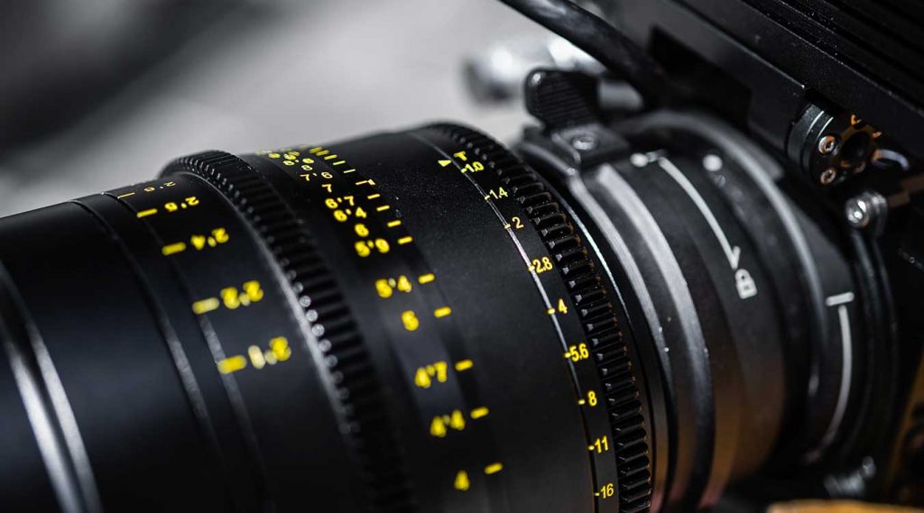 Detalle Detalle de uno de los objetivos cinematográficos Mitakon T1.0 (50mm).una de las ópticas cinematográficas Mitakon T1.0.