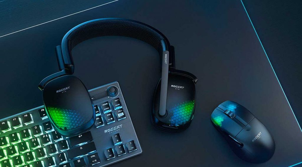 Los nuevos auriculares Syn Pro Air inalámbricos con audio 3D junto a un teclado y un ratón.