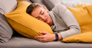 Imagen de una chica durmiendo con la pulsera inteligente puesta.