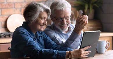 Imagen de dos personas mayores con una tableta.