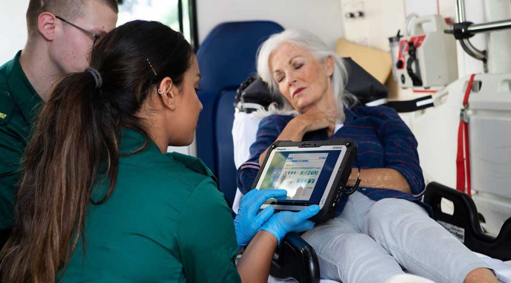 Imagen de personal sanitario utilizando la tableta.