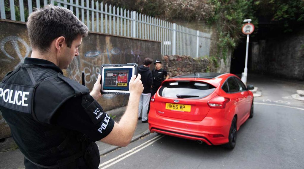 Imagen de un policía utilizando la tableta.