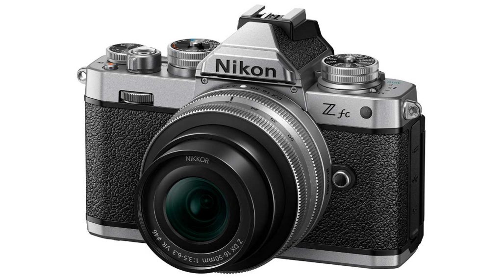 Cámara sin espejo Nikon Z fc con un objetivo Nikkor 16-50.