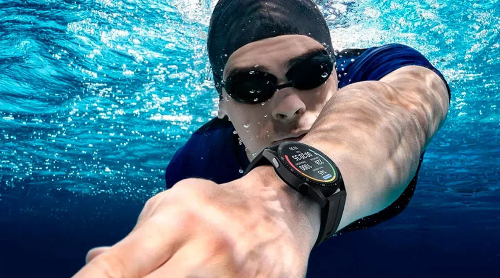 Persona nadando con el Huawei Watch GT 3 en una piscina