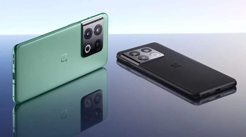 Dos OnePlus 10 Pro. Uno de color negro volcánico y otro de color bosque esmeralda