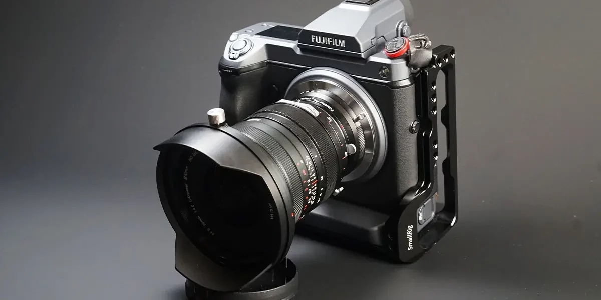 El objetivo Laowa 20 mm f4 Zero-D Shift en una cámara Fujifilm