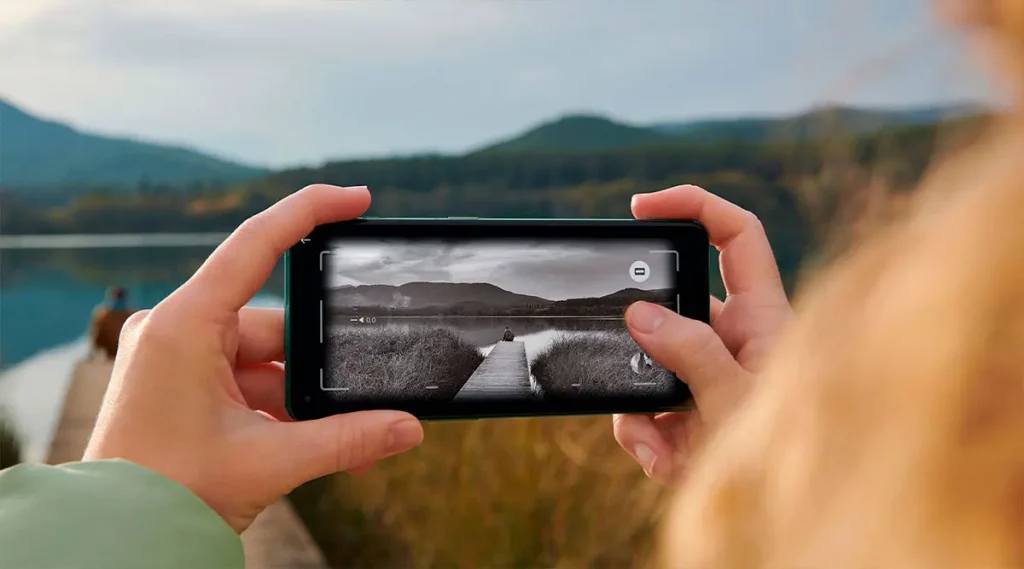 Haciendo una foto de un paisaje en blanco y negro con el nuevo teléfono de OnePlus